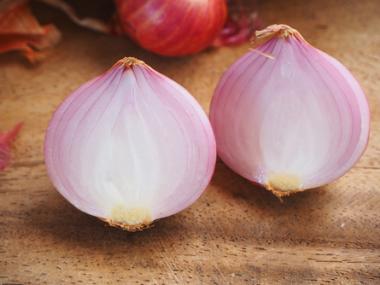 10 Surprising Second Uses for an Onion