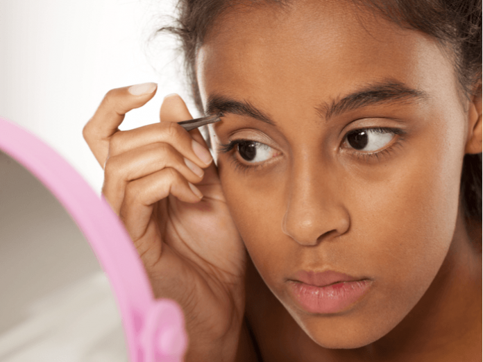 pluck eyebrows