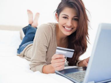 womanwithcreditcardjpgitokMjHED
