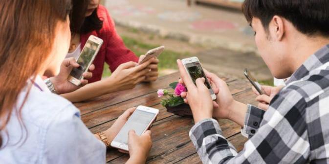 image of people addicted to their phones, causing social anxiety