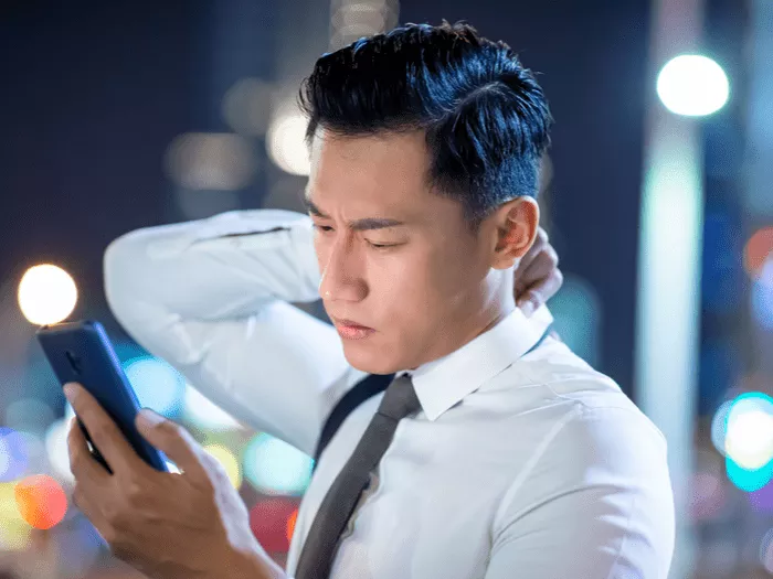 How To Avoid Neck, Back, and Shoulder Pain From Using a Smartphone
