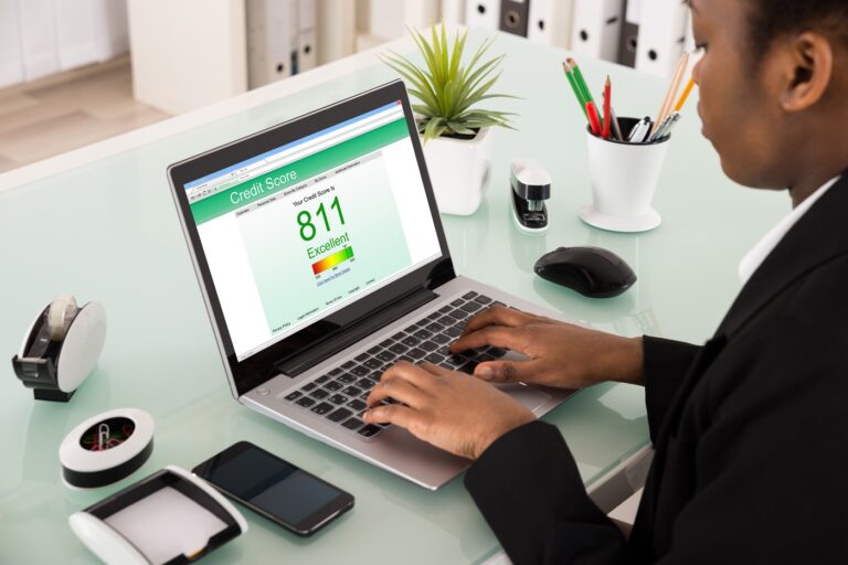 Person looking at a laptop with 811 credit score on the screen